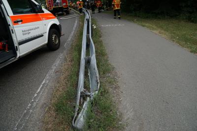 Pkw faehrt auf Leitplanke und ueberschlaegt sich - Fahrer schwer verletzt 
